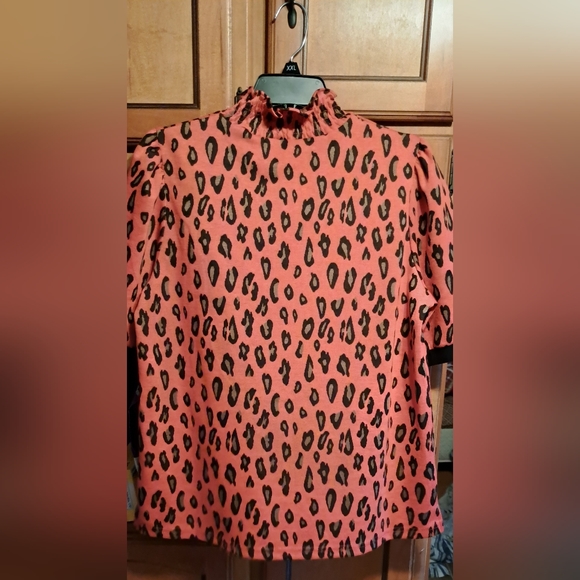 Beautiful Ladies Jade Smocked Neck Leopard Print Blouse, Short Sleeve NWT LRG - Picture 2 of 7